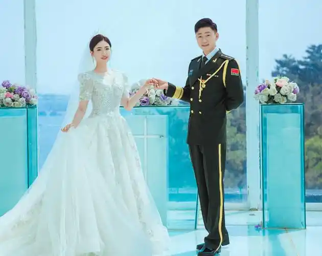 原创太美了中国冠军大婚升级为军嫂丈夫穿军装英姿飒爽