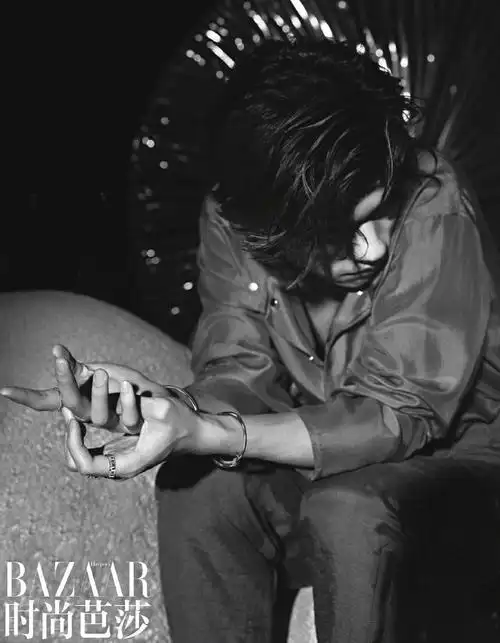 易烊千玺时尚芭莎三月刊封面大片好爱这种桀骜不驯的感觉