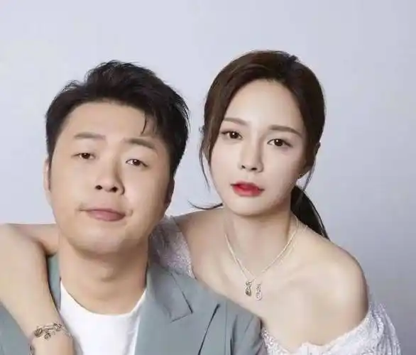 "娱乐圈模范情侣沈梦辰和杜海涛的恩爱生活:牵手逛街,互相挑选礼物"