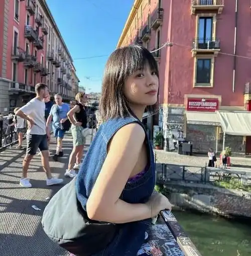 上海地铁偶遇马思纯瘦美个子高笑眼弯弯但已有白头发