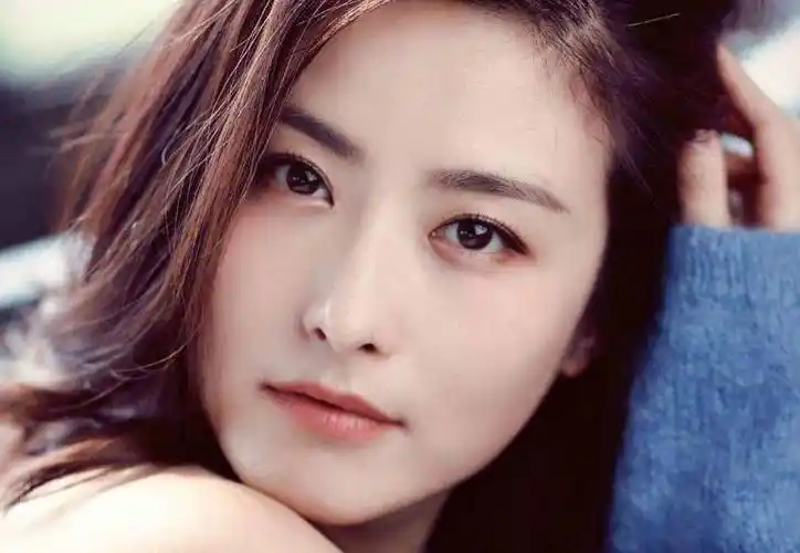 原创徐百慧戏红人不火将优雅与清纯融合用诱人姿态诠释演员的涵养