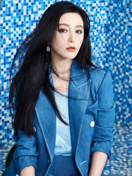 范冰冰穿西装画烟熏妆变蓝色妖姬