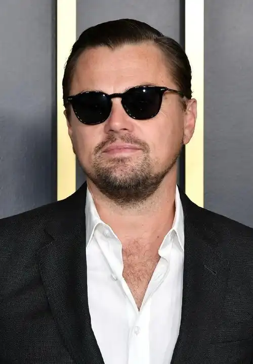 小李子莱昂纳多剪短了前段时间的长发,换成了一个大背头的发型