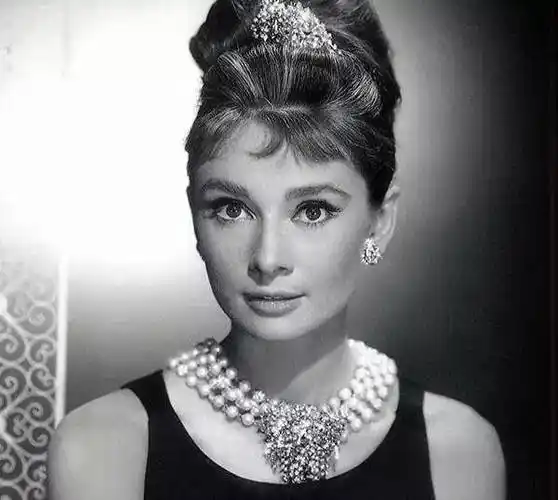 明星们爱不释手的吸睛好物来袭,没有一个女人能抵挡住它的魅力!_珍珠