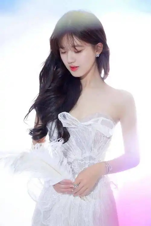 原创有一种体态叫赵露思告别斜方肌