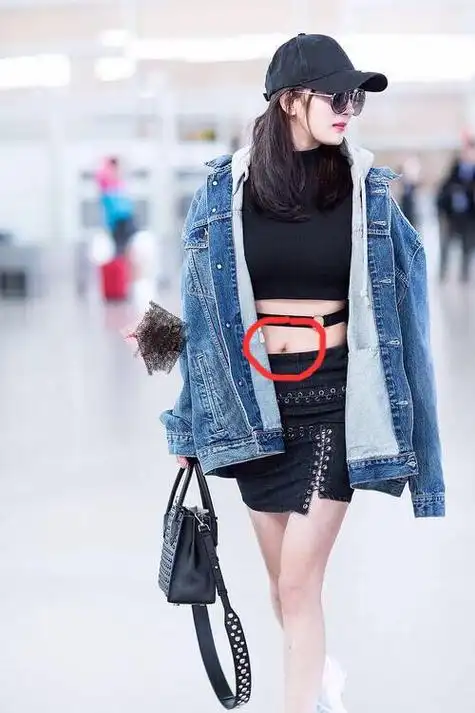 杨幂露脐装肚脐眼咋这么黑知道原因后很敬佩她