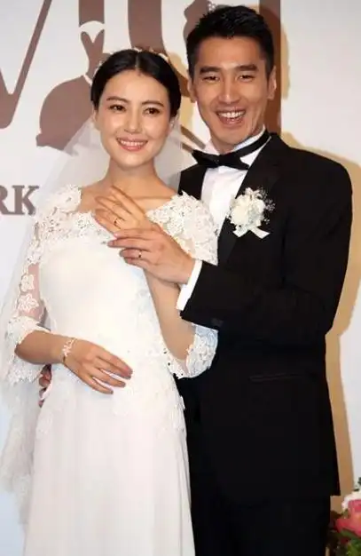 目前也已经四岁,而高圆圆今年44岁,说大也不算大,拼个二胎的话还是