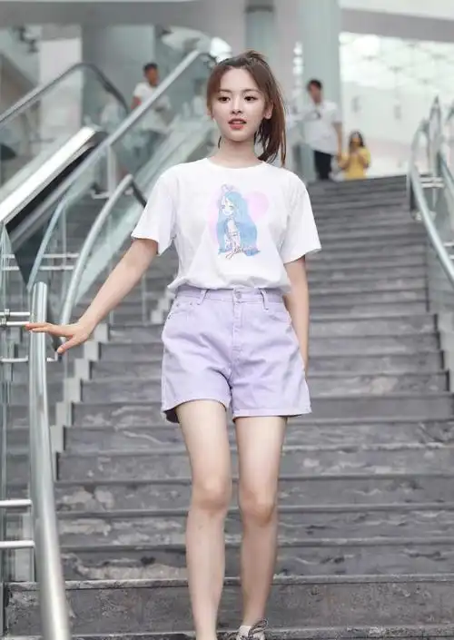 杨超越过21岁生日,穿白t配短裤活力可爱,美得与实际年龄不符