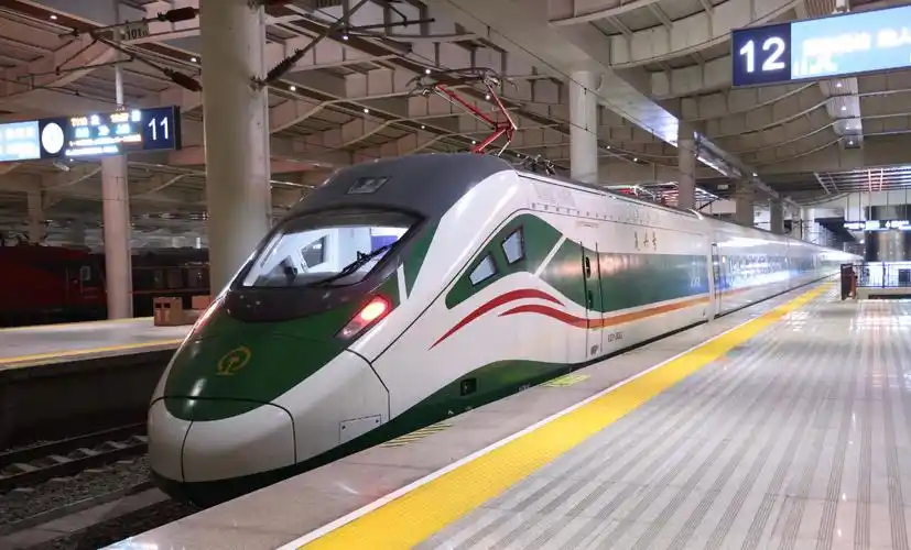 cr200j1c型复兴号动集动车组即将上线服务旅客