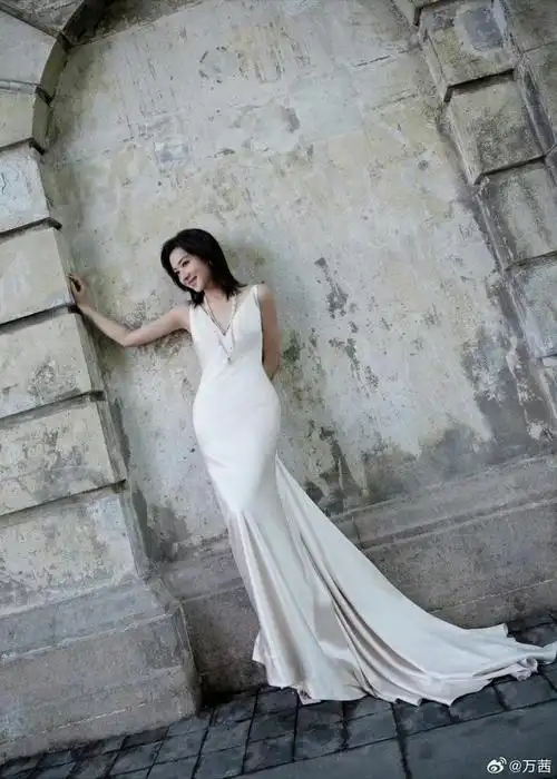 万茜最新营业照96,一些清冷美人既视感