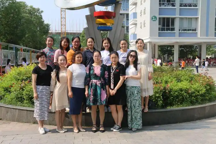 激情工作,快乐生活!我们是舜德小学二年级组的女将们