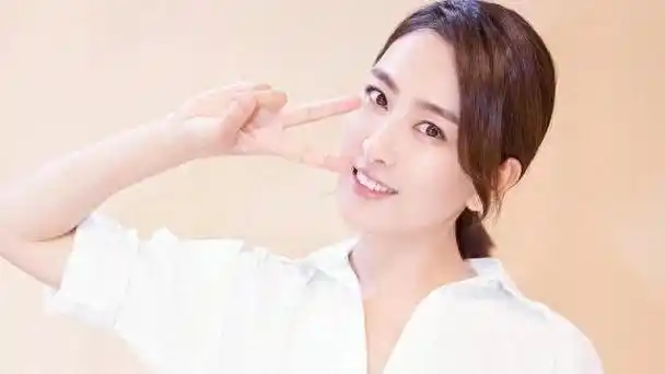 42岁马苏抱小羊羔鲜红藏袍娇俏动人牵马化身大漠公主温柔明媚