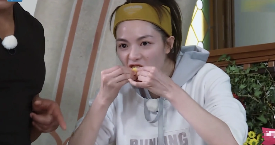 在争抢之中,杨颖还试图保持美美的表情,钟楚曦完全不在乎这些55667788