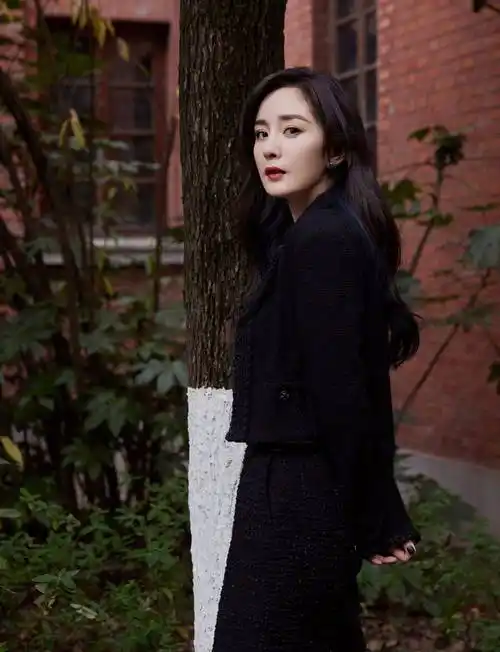 杨幂独有气质,变身霸气女神展现多面魅力!_时尚_天花板