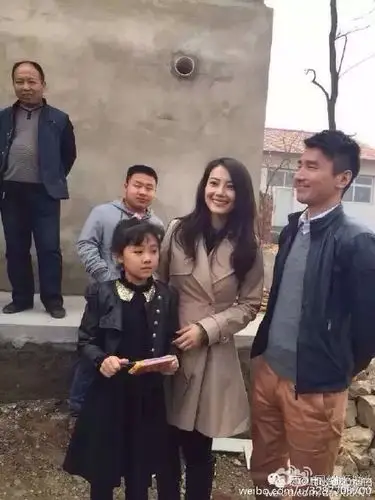 知名演员@高圆圆 携丈夫@hero赵又廷 回到自己的家乡唐山市丰润区祭祖