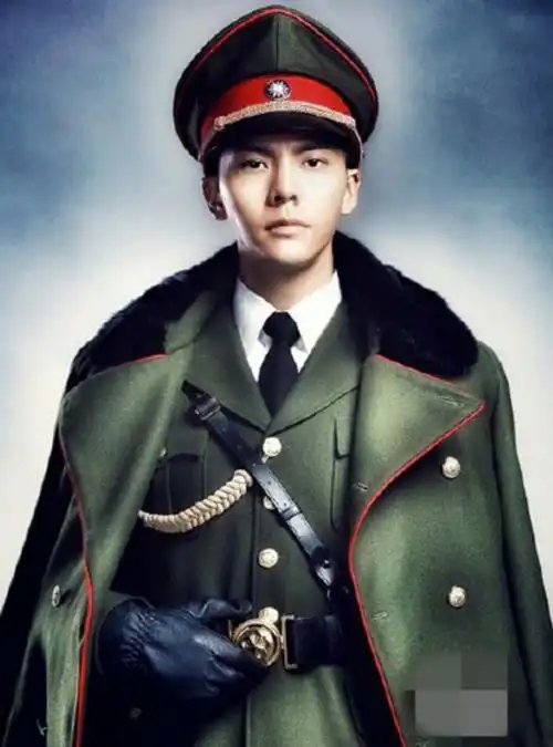 陈伟霆宋仲基李钟硕霍建华胡歌刘恺威中韩男星制服盘点