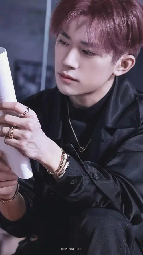 粉丝手动为易烊千玺改变发色玫瑰色的头发好有国际巨星范儿