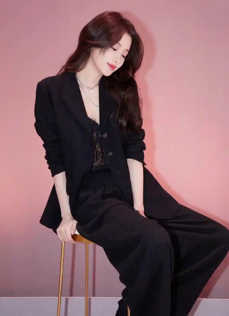 春运最in街拍#  孙怡黑色西服套装,内搭蕾丝抹胸出席活动,酷飒和性感