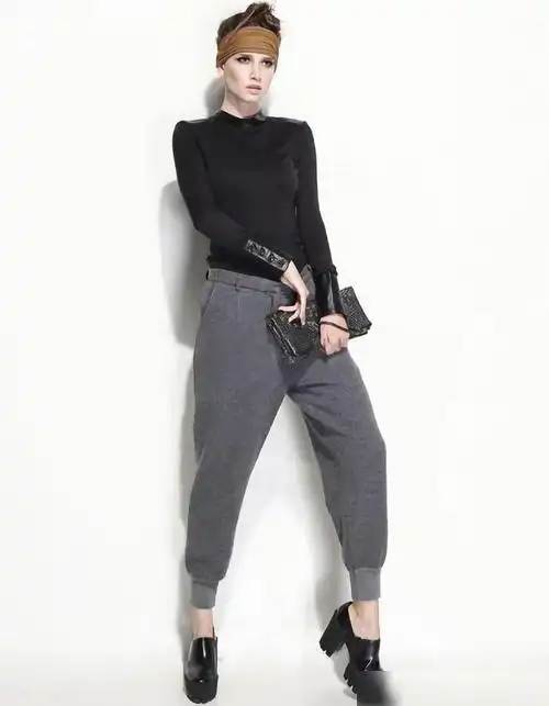 特别是与灰色运动裤搭配起来,显得上衣修身,裤子宽松,明显的对比让她