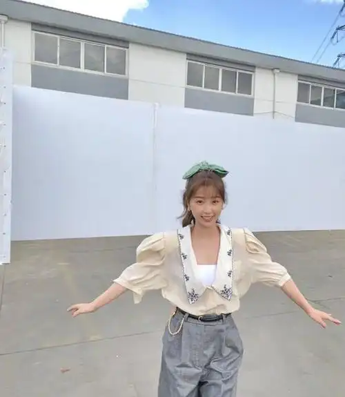 虞书欣演绎另类风格,泡泡袖上衣搭配牛仔短裤,气质超凡脱俗