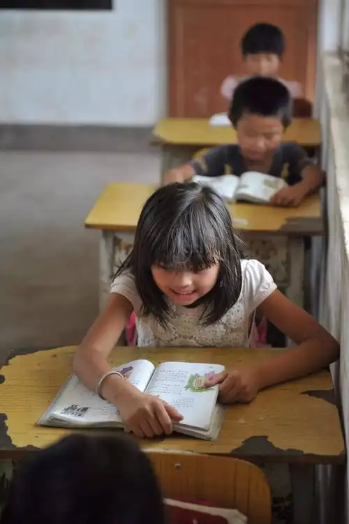 他们,光着脚上学.