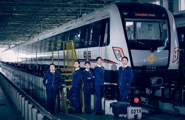 郑州地铁乘务员宣传照堪比大片为帅哥哥打call