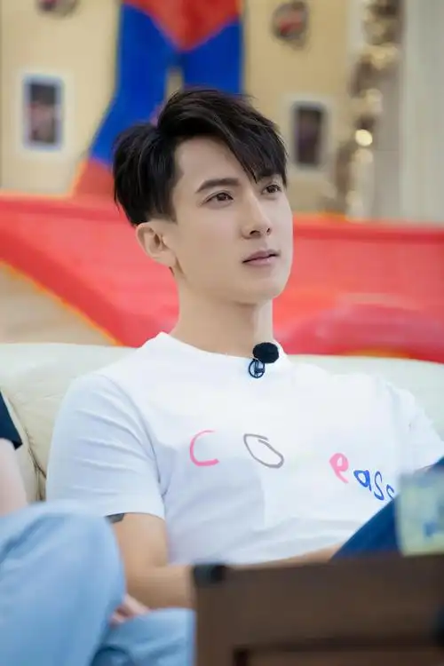 吴尊分享16岁时与妻子合照 林丽吟一头短发青涩靓丽_娱乐频道_中国