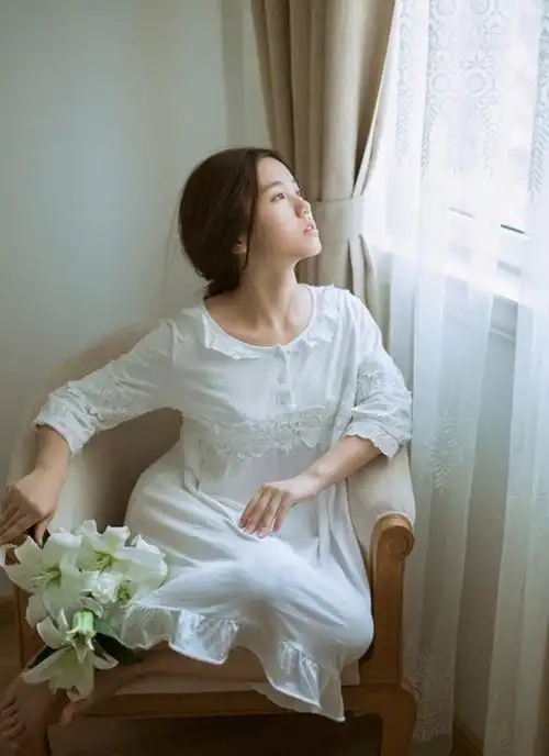 室内柔美白净女生清新脱俗动人写真