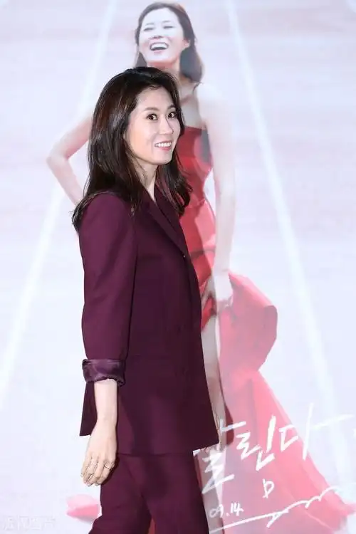 韩国演员文素利,穿酒红色西服套装利落帅气,配披肩卷发更妩媚|小西装