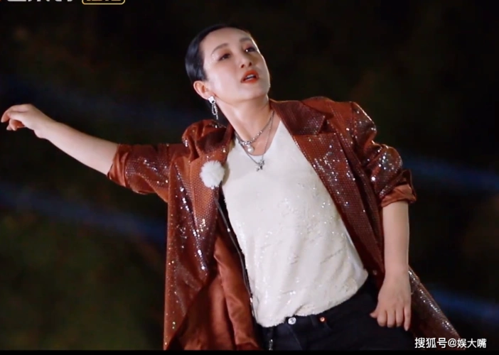 原创43岁秦海璐为爱挑战女团舞动作有点水但赢在了眼神和气势上