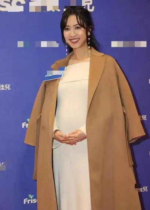 港姐季军朱千雪孕肚参加婚礼变样了她去当律师孕晚期仍上班