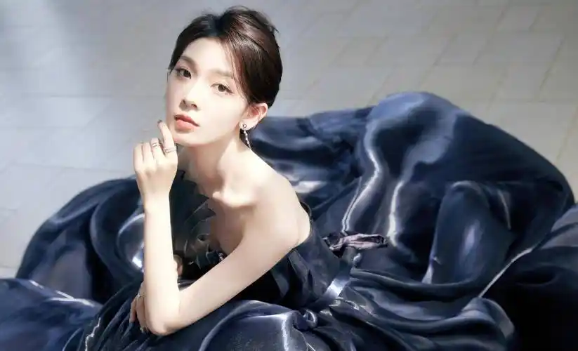 陈瑶藏蓝色抹胸礼服裙造型好仙,天鹅颈好优美,整个人在发光_活动_笔心