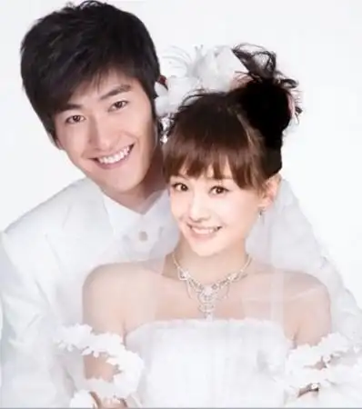 张翰郑爽婚纱照曝光力证恋情 小花旦新娘妆俏丽唯美