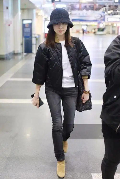 董洁休闲打扮素面朝天现身机场戴毛呢帽气质出众清秀可人