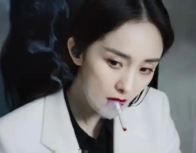 那么问题来了,今天我们来比较一下杨幂和赵丽颖在演绎抽烟的戏码,到底