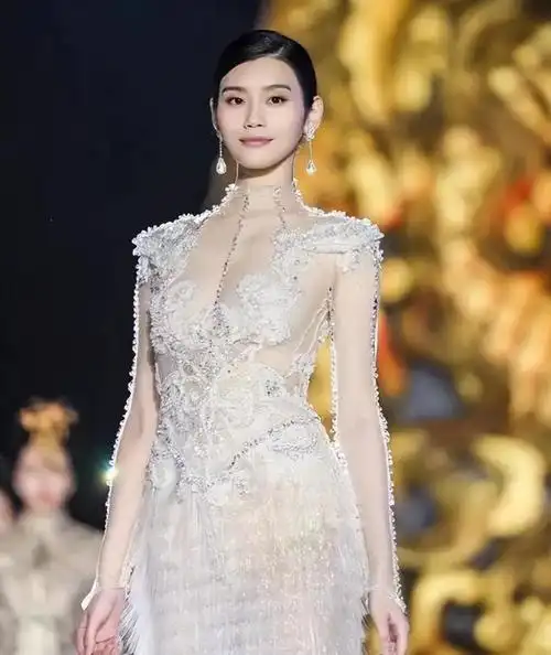 4年后再看奚梦瑶,郭碧婷的豪门婚姻,谁真精明谁被拿捏,太明显