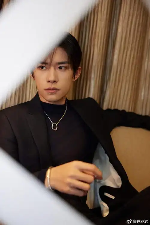 眼神总是带点心事重重感觉的易烊千玺,自然而然就让人把他与「高冷」