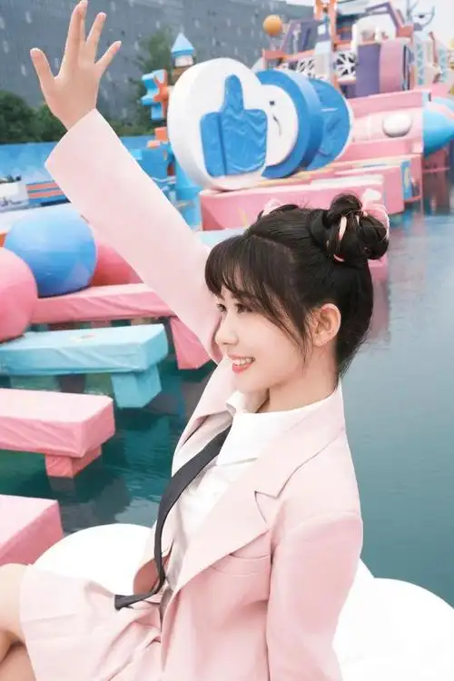 赖美云丸子头粉红百褶裙青春活力写真