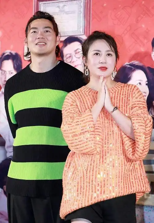 马丽和老公合体现身穿橘色毛衣妈妈脸抢眼和老公太有夫妻相