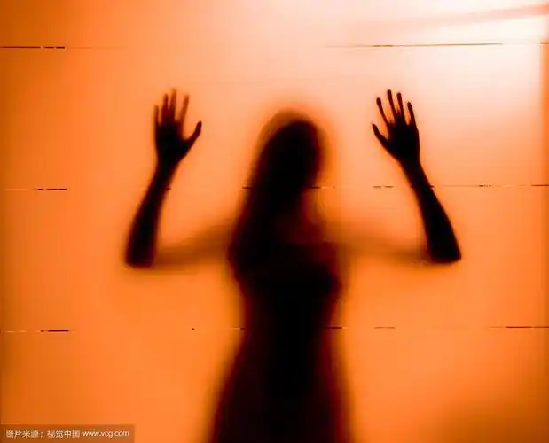 在磨砂玻璃后面的年轻女人