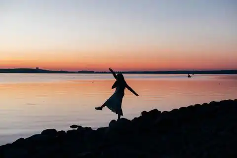 【背手仰视天空 剪影】图片免费下载_背手仰视天空 剪影素材_背手仰视