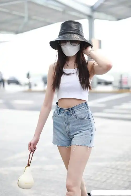 张天爱穿露脐装拍大片,"大肚子"引热议,被指"感觉有孕娠纹"