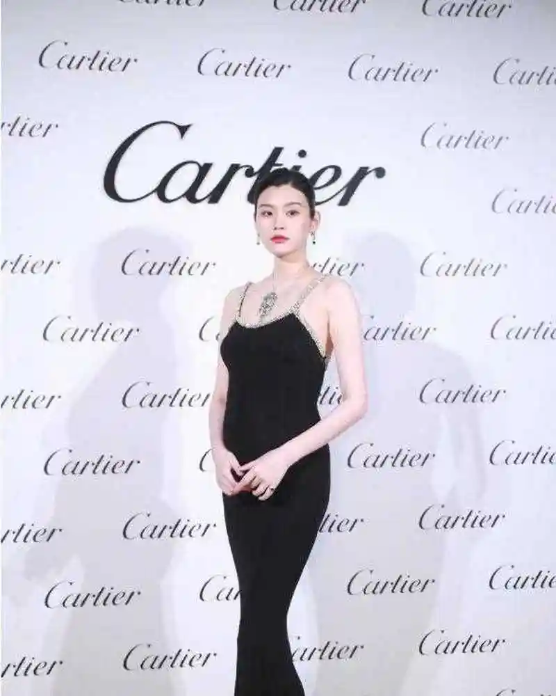 奚梦瑶不愧是超模,挺着二胎孕肚出席活动,一袭黑色吊带裙营业,超模
