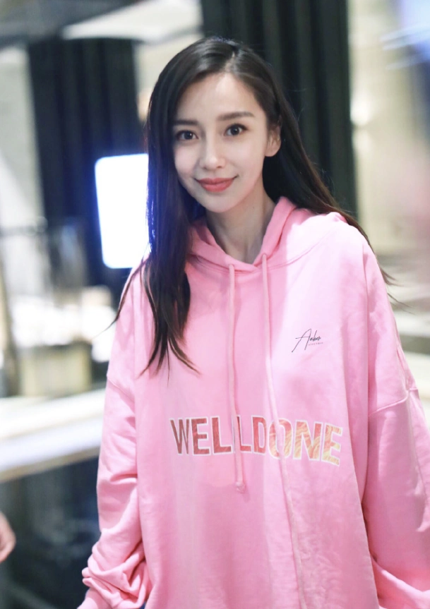 angelababy下班私服来啦,穿粉色连帽卫衣好甜美,身材好气质满分