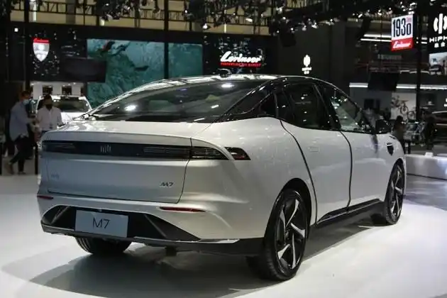 2021广州车展:威马汽车旗下首款轿车 威马m7首发实拍
