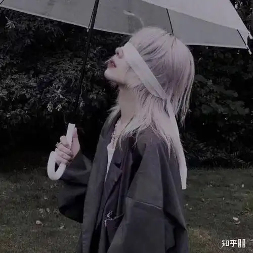 有人可以帮我找一张侧面蒙眼女生头像,用纱布蒙住眼睛那种,从侧面拍摄