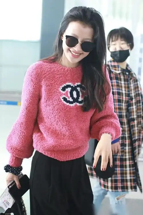 辣妈孙怡素颜现身机场穿粉红色的毛衣少女感十足