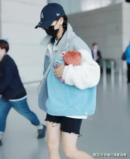 杨超越真是任性,上半身过冬天下半身过夏天,造型难懂却意外减龄