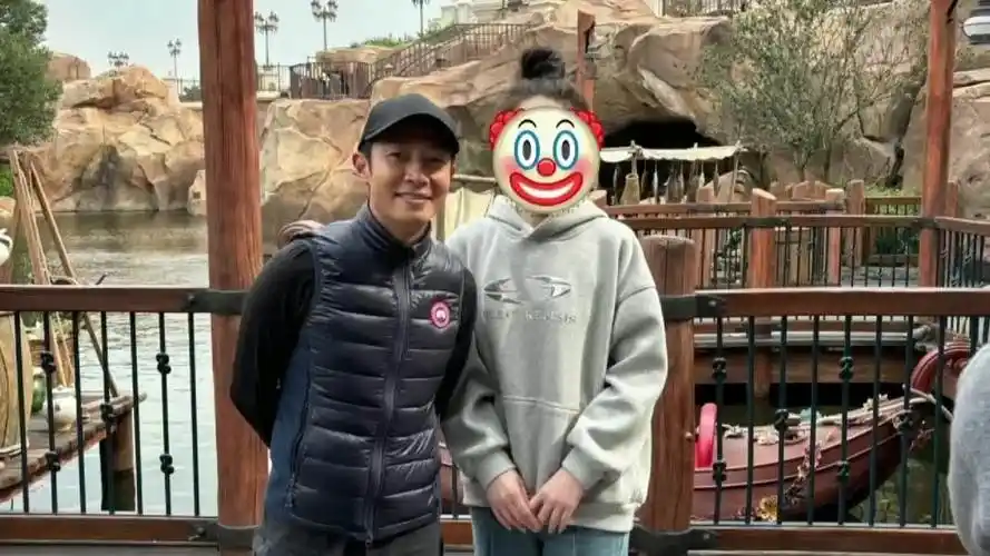 撒贝宁迪士尼被偶遇,与粉丝合影满脸笑容,身高被对方碾压