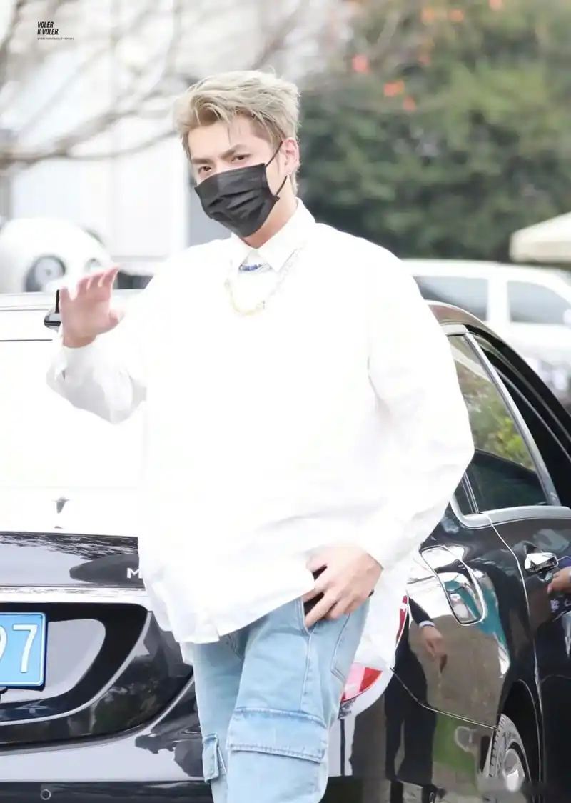 白衬衫青春帅气,很热情的和粉丝打招呼呐[期待]期待吴亦凡!@吴亦凡